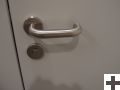 Kljuka za sanitarne pregrade